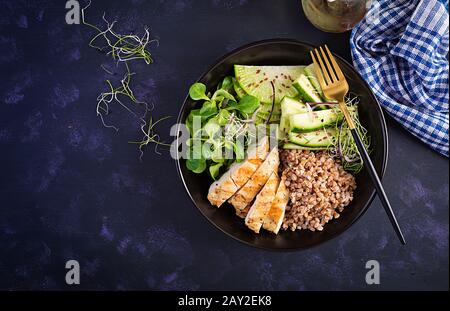 Salade de déjeuner. Bol de Bouddha avec porridge de sarrasin, filet de poulet grillé, salade de maïs, microgreens et daikon. Des aliments sains. Vue de dessus, en hauteur Banque D'Images