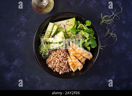 Salade de déjeuner. Bol de Bouddha avec porridge de sarrasin, filet de poulet grillé, salade de maïs, microgreens et daikon. Des aliments sains. Vue de dessus, en hauteur Banque D'Images