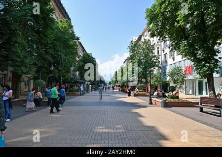 Sofia, Bulgarie - 16 juin 2018 : personnes non identifiées sur le boulevard Vitosha , principale rue commerciale au centre de Sofia Banque D'Images