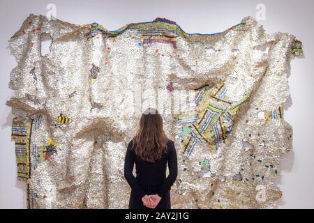 Octobre Gallery, Londres, Royaume-Uni. 14 février 2020. Atmosphères, une exposition de groupe d'art contemporain du monde entier exposée à la galerie d'octobre jusqu'au 28 mars. Image : El Anatsui. Timespace, 2014. Fil d'aluminium et de cuivre. Crédit : Malcolm Park/Alay Live News. Banque D'Images