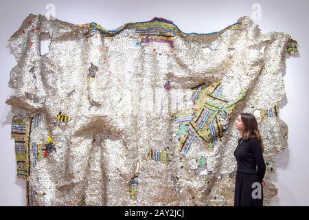 Octobre Gallery, Londres, Royaume-Uni. 14 février 2020. Atmosphères, une exposition de groupe d'art contemporain du monde entier exposée à la galerie d'octobre jusqu'au 28 mars. Image : El Anatsui. Timespace, 2014. Fil d'aluminium et de cuivre. Crédit : Malcolm Park/Alay Live News. Banque D'Images