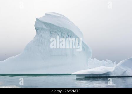 Iceberg dans les eaux antarctiques. Banque D'Images