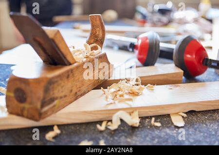 Planer comme outil à main entre copeaux de bois d'une menuiserie ou menuiserie Banque D'Images