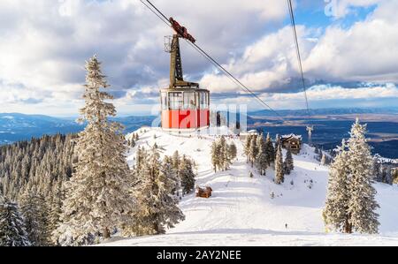 Paysage depuis le sommet de la montagne de Postavaru avec pistes de ski et transport en téléphérique à Poiana Brasov, Roumanie Banque D'Images