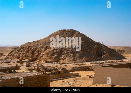 Egypte. Pyramide d'Ulas. Pyramide à côtés lisses construite au 24ème siècle avant J.-C. pour les Ulas de Pharaon. Cinquième Dynastie. Vieux Royaume. Nécropole de Sakkara. Complexe funéraire de Sakkara. Banque D'Images