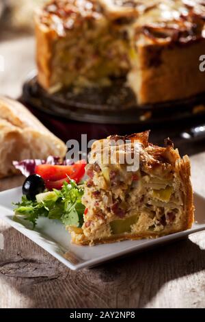 Quiche fraîche Lorraine sur une planche en bois Banque D'Images