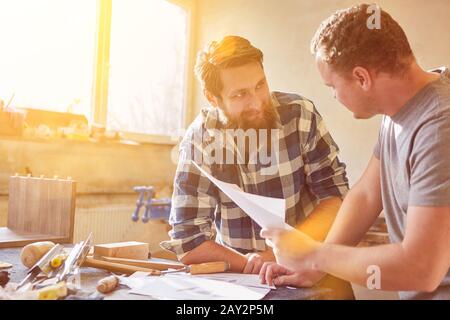 Deux menuisiers planifient une commande et la livraison à la menuiserie Banque D'Images
