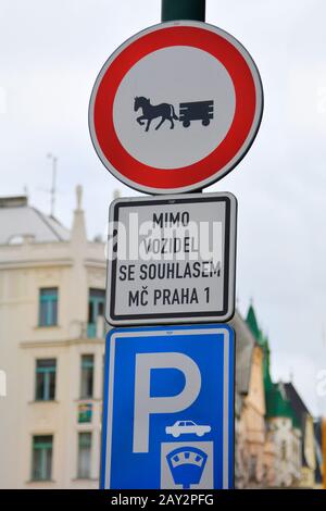 Prague, République tchèque - signalisation routière et parking Banque D'Images