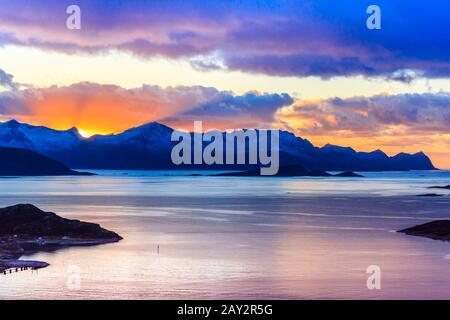 Vue du coucher de soleil vers senja de Sommarøy tromso région du nord de la norvège cercle arctique l'hiver Banque D'Images