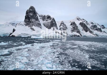 Système de montagne de la péninsule de l'Antarctique à l'entrée du détroit de Lemaire Banque D'Images