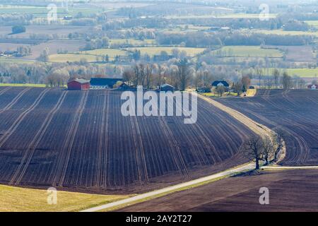 Vue aérienne sur un paysage agricole avec une route de campagne Banque D'Images