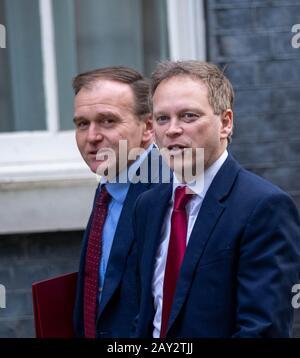 Londres, Royaume-Uni. 14 février 2020. Le secrétaire à l'Environnement George Ejustice MP (à gauche) et le secrétaire aux Transports PC de Grant Shapps MP arrivent à une réunion du Cabinet au 10 Downing Street, Londres Credit: Ian Davidson/Alay Live News Banque D'Images