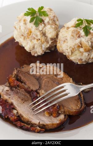 Rôti de porc avec des boulettes de Bavière Banque D'Images