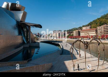 L'araignée sculpture maman de Louise Bourgeois. Musée Guggenheim Bilbao. Conçu par l'architecte Frank Gehry, canado-américaines Banque D'Images