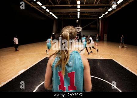 Jouer au basket-ball Banque D'Images