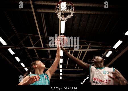 Jouer au basket-ball Banque D'Images