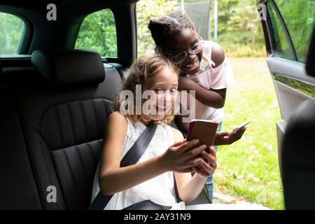 Filles regardant le smartphone Banque D'Images