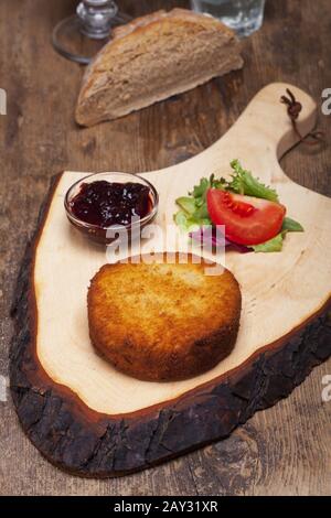 Camembert cuit sur une planche en bois Banque D'Images