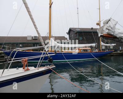 Newport, Rhode Island-septembre 2017 : bateaux de pêche et voiliers amarrés au port par temps froid à Newport. Banque D'Images