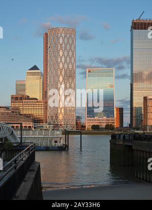 Vue sur la Tamise avec les jetées. Newfoundland Tower, Londres, Royaume-Uni. Architecte: Horden Cherry Lee Architects Ltd, 2019. Banque D'Images