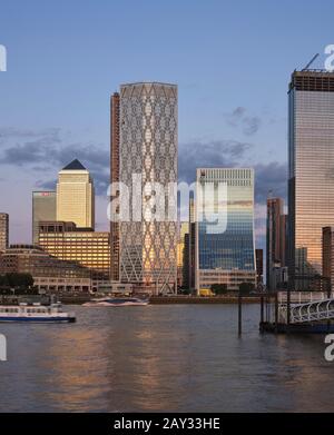 Vue sur la Tamise avec les jetées. Newfoundland Tower, Londres, Royaume-Uni. Architecte: Horden Cherry Lee Architects Ltd, 2019. Banque D'Images