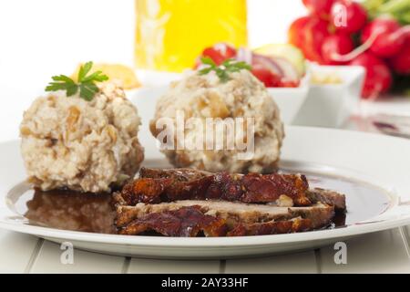 Rôti de porc bavarois avec boulettes Banque D'Images