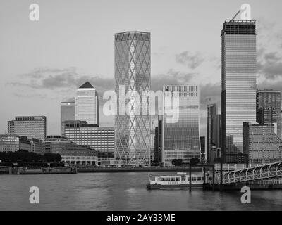 Vue de contexte sur la Tamise avec jetée - noir + blanc. Newfoundland Tower, Londres, Royaume-Uni. Architecte: Horden Cherry Lee Architects Ltd, 2019. Banque D'Images