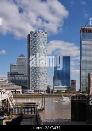 Vue sur la Tamise avec jetée et bateau. Newfoundland Tower, Londres, Royaume-Uni. Architecte: Horden Cherry Lee Architects Ltd, 2019. Banque D'Images