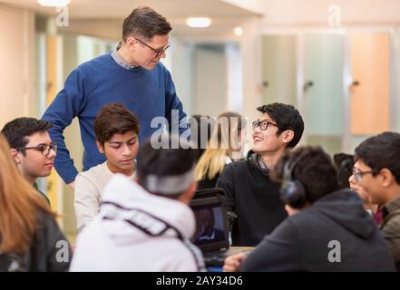 Professeur parlant aux adolescents Banque D'Images