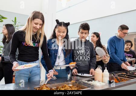 Les adolescents choisissent la nourriture dans la cantine scolaire Banque D'Images