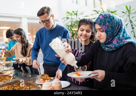 Les adolescents choisissent la nourriture dans la cantine scolaire Banque D'Images