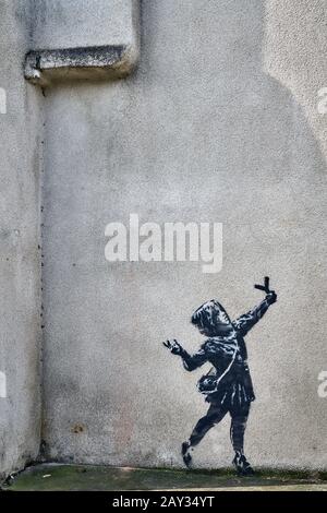 Gros plan sur la Catapult Girl, une partie du graffiti de la 'Saint Valentin' de Banksy, Marsh Lane, Lawrence Hill, Bristol - février 2020 Banque D'Images