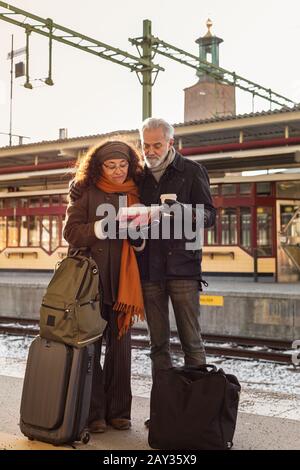 Couple d'âge mûr sur la plate-forme de la gare Banque D'Images