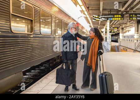 Couple d'âge mûr sur la plate-forme de la gare Banque D'Images