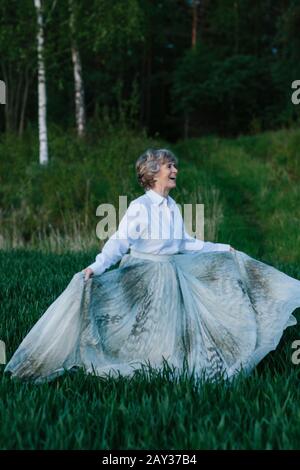 Femme senior sur le terrain Banque D'Images