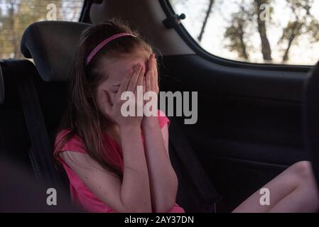 Une fille de 8 à 10 ans balade en voiture. Exploration de la nature, les voyages, les vacances en famille. Une fille de 9 ans rides comme passager dans une voiture ou dans un taxi g Banque D'Images