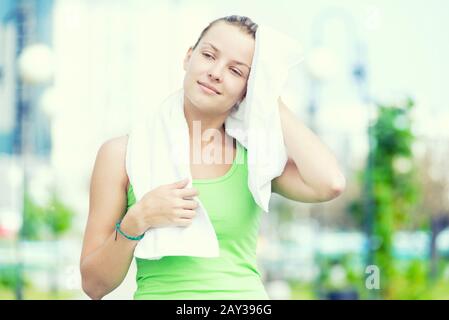 Femme fatiguée après le temps de forme physique et l'exercice dans la rue de la ville par Banque D'Images