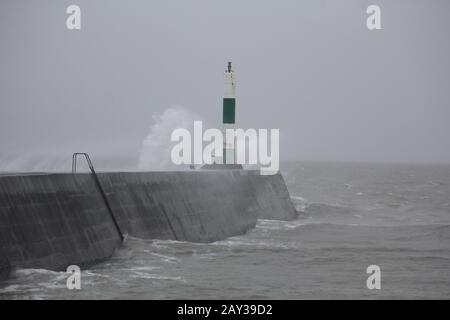 Aberystwyth, Royaume-Uni. 14 février 2020. Une journée froide de gris et de vent sur la côte ouest du Pays de Galles alors que la tempête d'hiver nommée Dennis approche du Royaume-Uni . Un avertissement jaune est en place car des conditions météorologiques difficiles sont prévues pour arriver le week-end . Crédit: Mike davies/Alay Live News Banque D'Images