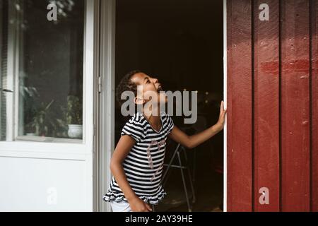 Rire fille est devant la maison Banque D'Images