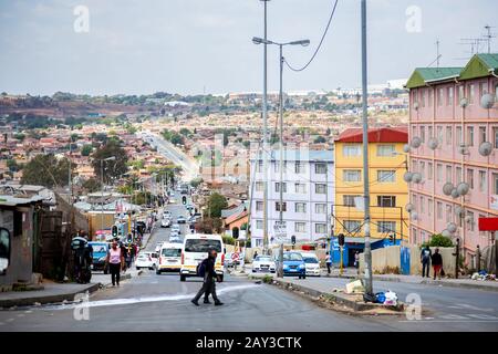 Johannesburg, Afrique du Sud , 4 octobre - 2019: Route principale traversant la commune. Banque D'Images