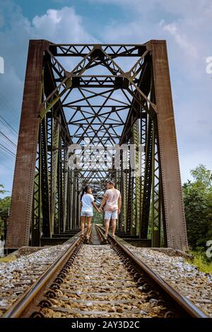 Lang Suan chemin de fer sur la rivière à Chumphon Thaïlande, couple marchant sur la route ferroviaire Banque D'Images