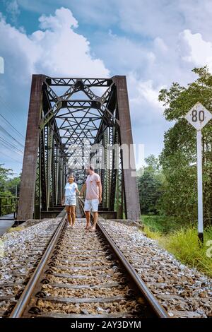 Lang Suan chemin de fer sur la rivière à Chumphon Thaïlande, couple marchant sur la route ferroviaire Banque D'Images