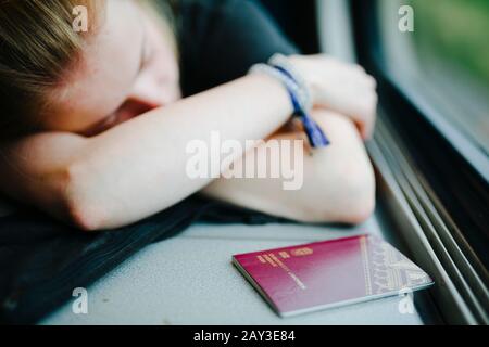 Woman sleeping in train Banque D'Images