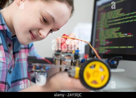 Leçon De Science Pour Construire Une Voiture Robotique Avec Une Élève Féminine Banque D'Images