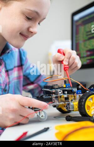 Leçon De Science Pour Construire Une Voiture Robotique Avec Une Élève Féminine Banque D'Images