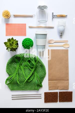Couche Plate De Produits Écologiques En Plastique Sans Déchets Zéro Réutilisables Ou Durables Sur Fond De Bois Avec Du Papier De Coutellerie En Bois Staws En Métal Banque D'Images