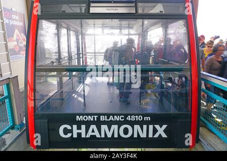 CHAMONIX, France - 26 JUIN 2019- vue d'été de l'Aiguille du Midi Chamonix téléphérique téléphérique dans les Alpes, dans le massif du Mont-Blanc en France Banque D'Images