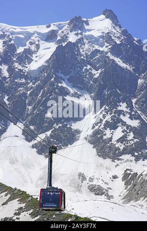 CHAMONIX, France - 26 JUIN 2019- vue d'été de l'Aiguille du Midi Chamonix téléphérique téléphérique dans les Alpes, dans le massif du Mont-Blanc en France Banque D'Images