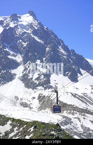 CHAMONIX, France - 26 JUIN 2019- vue d'été de l'Aiguille du Midi Chamonix téléphérique téléphérique dans les Alpes, dans le massif du Mont-Blanc en France Banque D'Images