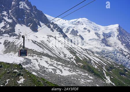 CHAMONIX, France - 26 JUIN 2019- vue d'été de l'Aiguille du Midi Chamonix téléphérique téléphérique dans les Alpes, dans le massif du Mont-Blanc en France Banque D'Images